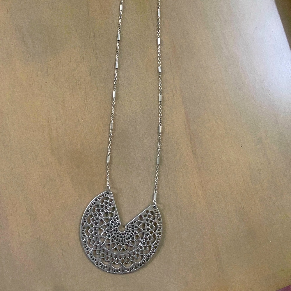 Adjustable necklace.